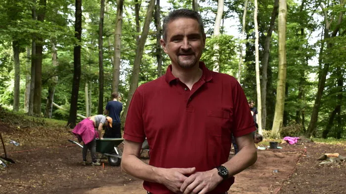 Bürgermeister Martin Weber war zum Start bei den Grabungsarbeiten dabei. Die Kosten für das Forschungsprojekt tragen das Ludwig-Boltzmann-Institut, das Land Steiermark sowie die Marktgemeinde Tieschen. Für das heurige Jahr investieren die Beteiligten in Summe rund 150.000 Euro.