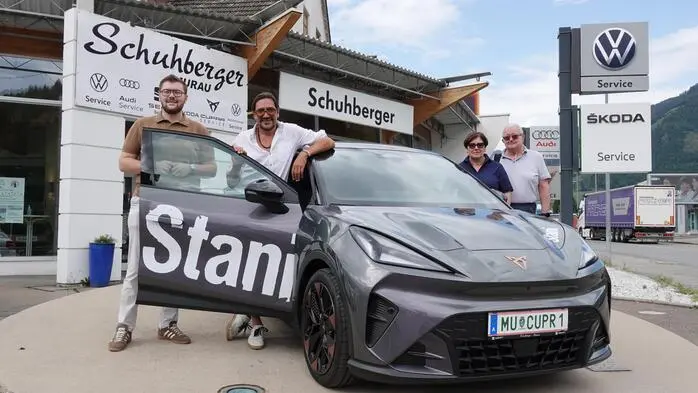 Christian Stani (2. von links) mit dem Cupra Raval aus dem Hause Schuhberger