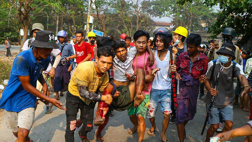 Alleine Tausende Demonstranten kamen einem Augenzeugen zufolge am Sonntag in der Gemeinde Hlaing Thar Yar im Westen der ehemaligen Hauptstadt Yangon zusammen