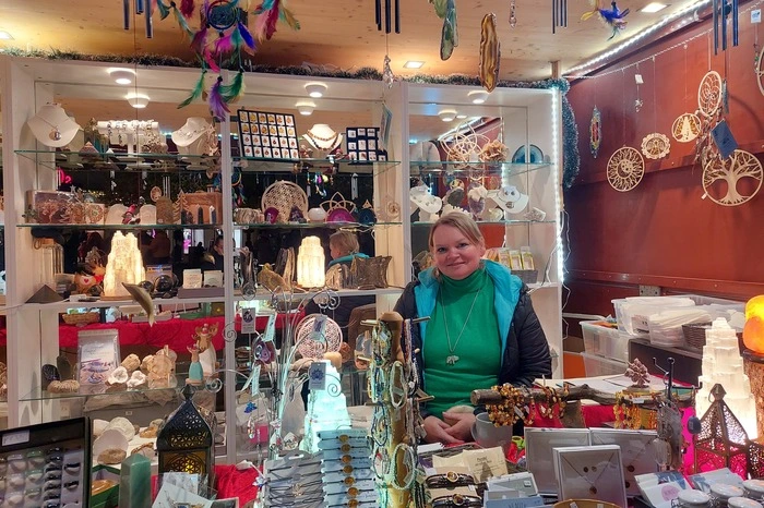 Daneben sorgt der Kinder-Eislaufplatz für Stimmung bei den Kleinen. Musikalisch umrahmt wurde der erste Christkindlmarkt-Abend vom Hartberger Bläserquartett. 
