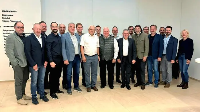 Die Mitglieder des neuen Wasserverbands Transportleitung Weststeiermark mit Obmann Anton Weber (vorne, 6. v. r.)