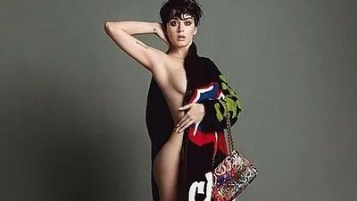 Leicht bekleidet sorgt Katy Perry teilweise für Unmut bei ihren Fans 