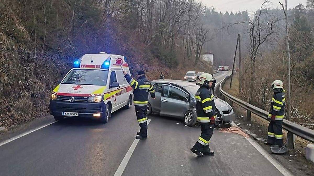 Auf der B64 kam es im Gemeindegebiet von Naas am Samstag zu einem Unfall 