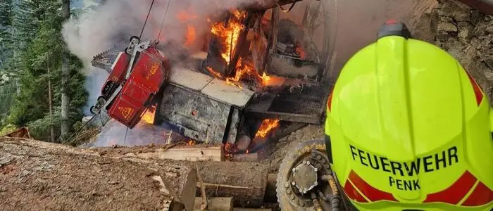 Lkw ging auf Forstweg in Flammen auf
