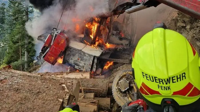 Lkw ging auf Forstweg in Flammen auf