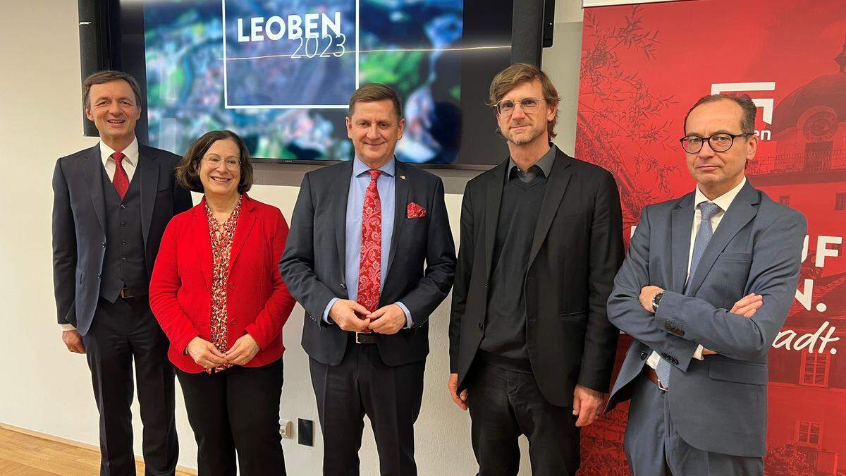 Stadtwerkedirektor Ronald Schindler, Finanzdirektorin Andrea Pichler, Bürgermeister Kurt Wallner, Stadtbaudirektor Heimo Berghold und Stadtamtsdirektor Willibald Baumgartner (v. l.)