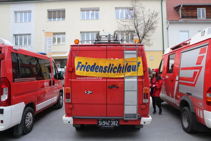 Auch die Feuerwehrautos wurden passend behangen und fuhren vor und hinter den Läuferinnen und Läufern, um ihre Sicherheit zu gewährleisten.