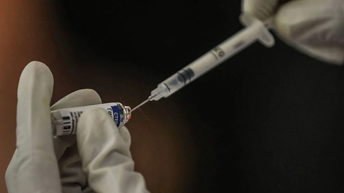 Wer mit Sputnik geimpft wurde, muss sich weiter testen lassen.