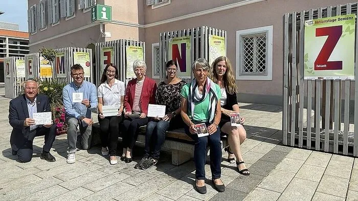 Elke Flitsch, Anna Ploderer, Julia Edelsbrunner, Barbara Hofer (in Vertretung für Manfred Hofer), Renate Wonaschütz mit Christian Fadengruber von Styria Vitalis und Bürgermeister Josef Ober