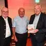 Buchautor Herbert Fritz (Mitte) mit Verleger Wolfgang Hager und Bürgermeister Thomas Kalcher (r.)