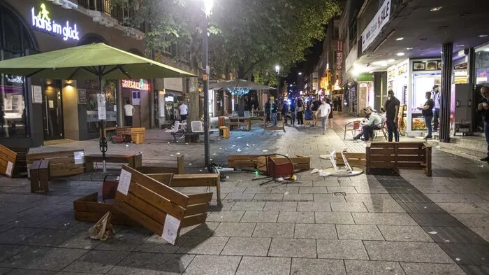 In der Stuttgarter Innenstadt haben sich in der Nacht auf Sonntag Hunderte Menschen Straßenschlachten mit der Polizei geliefert.