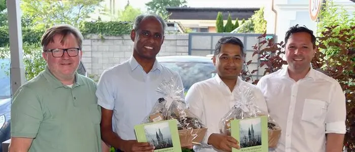 Pfarrer Rudolf Rappel, Vikar Binu, Vikar Nirmal und Bgm. Markus Tafeit (v.l.n.r.) beim „Danke“ für die beiden Vikare