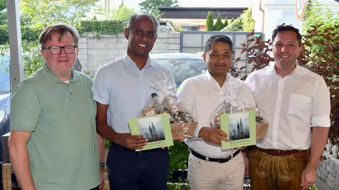Pfarrer Rudolf Rappel, Vikar Binu, Vikar Nirmal und Bgm. Markus Tafeit (v.l.n.r.) beim „Danke“ für die beiden Vikare