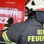 ABD0108_20190520 - SALZBURG - ÖSTERREICH: ++ THEMENBILD ++ Illustration zum Thema "Feuerwehr / Notruf / 122 / Einsatzkräfte". Im Bild ein Feuerwehrmann mit Funkgerät und einem Einsatzwagen bei einem Fototermin mit der Salzburger Berufsfeuerwehr am Montag, 20. Mai 2019. - FOTO: APA/BARBARA GINDL