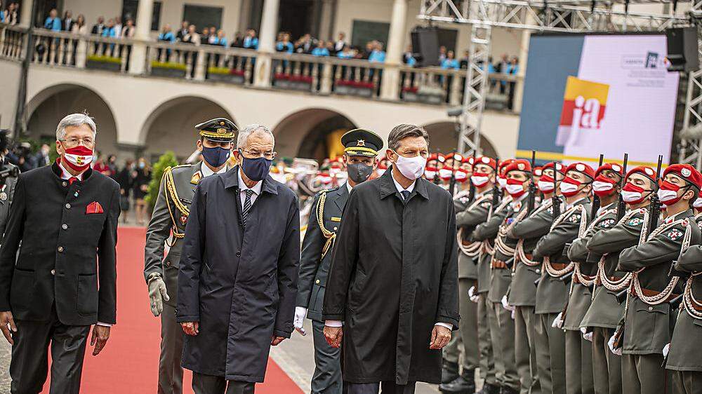 Die Präsidenten Pahor und Van der Bellen und Landeshauptmann Kaiser im Landhaushof