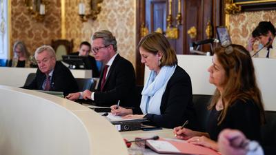 Landesregierer Anton Lang, Christopher Drexler, Barbara Eibinger-Miedl und Doris Kampus im Landtag