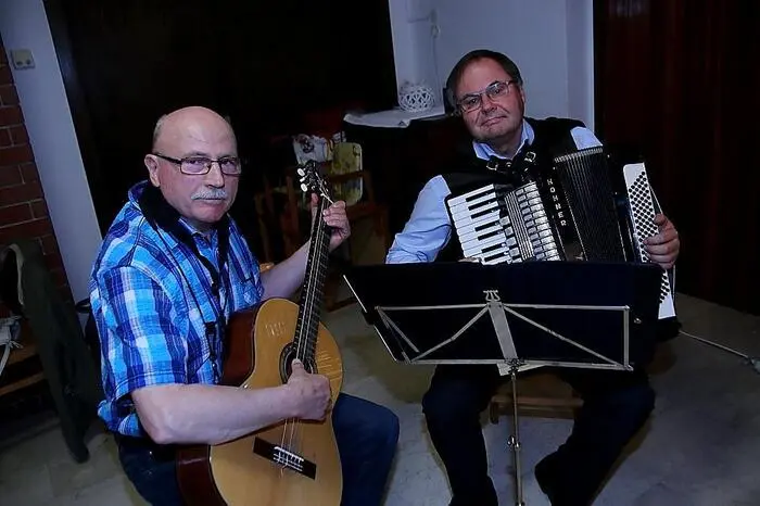 Der Kapellmeister der Blasmusik Kainachtal, Peter Wipfler, begeisterte auf seinem Saxophon, musikalisch unterstützt von Walter Fließer.