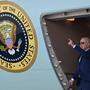 Joe Biden steigt erhobenen linken Zeigefingers aus einem Flugzeug |  Israel hat nach den Worten von US-Präsident Joe Biden Dienstagfrüh zugestimmt, sich während des muslimischen Fastenmonats Ramadan nicht an Kämpfen im Gazastreifen zu beteiligen. 