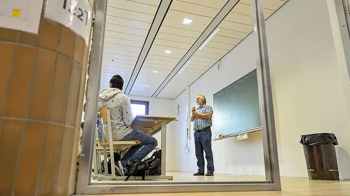 Türen fehlen derzeit in einigen Klassen. Professor Andreas Steinschaden beim offenen Unterricht