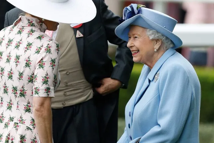 Prinz Harry und Meghan, die erst vor sechs Wochen den kleinen Archie auf die Welt brachte, blieben der Veranstaltung in der Nähe von London aber fern.