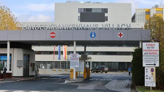 Außenansicht der Einfahrt eines Krankenhauses mit Schranken