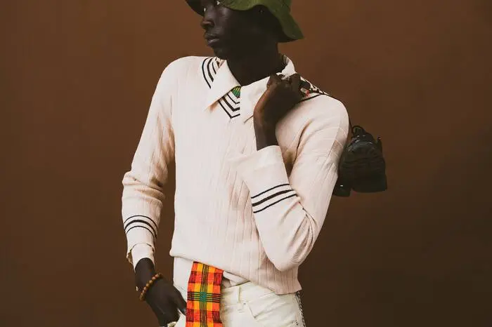 Lifestyle: Alvin Kamau (Kenia) für „Twende Ziwani“ (Let’s go to the Lake), ein Studiofoto, das von der
Modefotografie inspiriert ist und ein Model zeigt, das eine Pose einnimmt und über den Rahmen
hinausblickt.
