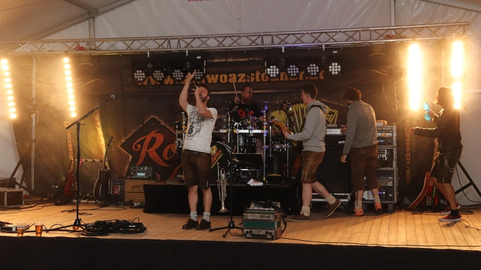 Am Samstag, 21. Mai 2022, eröffneten Obmann Alexander Sattler und Leiterin Romana Steinkellner das legendäre Zeltfest. Anschließend heizten die "Schwoazstoaner" im Festzelt und "PL Soundpark" in der Disco die Stimmung so richtig an. Bis in die frühen Morgenstunden wurde getanzt und gefeiert.