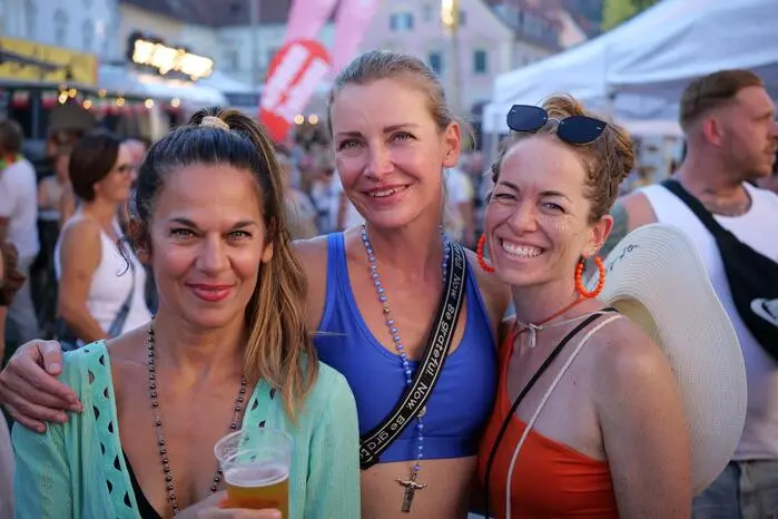 Dabei verwandelte sich die Innenstadt in einen Ort purer Exotik: Brasilianische Klänge verzauberten die Gäste und ließen jung und alt die Hüften kreisen, während die Grillplatten der Food-Trucks auf Hochtouren liefen und die tanzende Meute mit Köstlichkeiten aus aller Welt verwöhnten. „Es passt super zusammen“, gab sich Veranstalter Paul Sommersguter über den Zusammenschluss der beiden Veranstaltungsreihen zufrieden. 