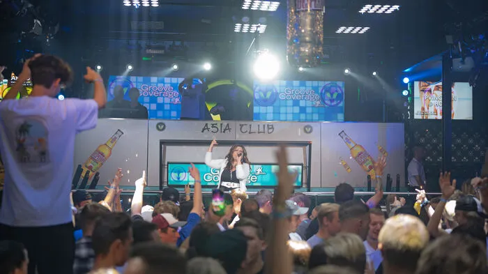 Mit Cover-Versionen von Klassikern wie "Moonlight Shadow", "God is a Girl", "The End", "Poison" und vielen mehr brachten DJ Novus und Sängerin Mell den Villacher V-Club mit ihrem "Groove Coverage" zum Kochen