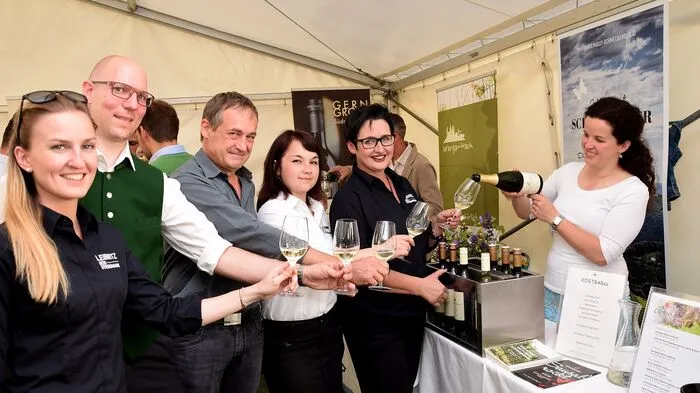 Rund 20 renommierte Weinbauern aus der südsteirischen Region stellten sich im Garten des Kapuzinerklosters in Leibnitz mit ihren Edeltröpferl ein. Bei Prachtwetter wurde nach Herzenslust verkostet.