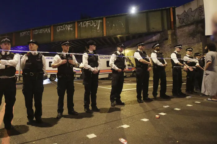 Ein Sprecher von Scotland Yard sagte, es sei noch zu früh, um zu entscheiden, ob es sich um einen Terrorangriff handle. (Stand 5.30 Uhr)