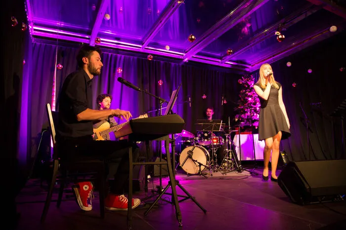 Die Schützlinge von Vocalcoach Mateja Mackenzie-Zwitter gaben dabei nicht nur bekannte Weihnachtslieder zum Besten sondern überzeugten auch mit eigenen Interpretationen internationaler Hits.