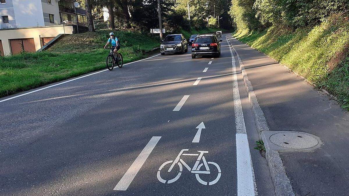 Der Streifen soll mehr Sicherheit für die Radfahrer bringen – für den Autoverkehr wird es aber enger