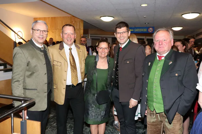 Am Foto von links: Dir. Sebastian Auernig, Bürgermeister Franz Sabitzer mit Gattin, Landeshauptmannstellvertreter Martin Gruber und Bürgermeister Johann "Hans" Fugger.