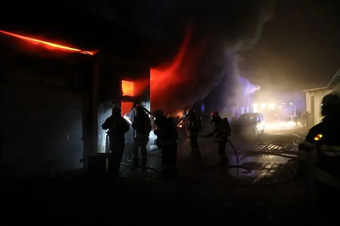 Im Minutentakt trafen die Feuerwehren Knittelfeld, Apfelberg, Kobenz, Spielberg, St. Lorenzen, St. Margarethen, Großlobming und das Atemschutzfahrzeug der Betriebsfeuerwehr Voestalpine aus Leoben Donawitz am Einsatzort ein. 92 Einsatzkräfte von acht Freiwilligen Feuerwehren beteiligten sich an den Löscharbeiten.