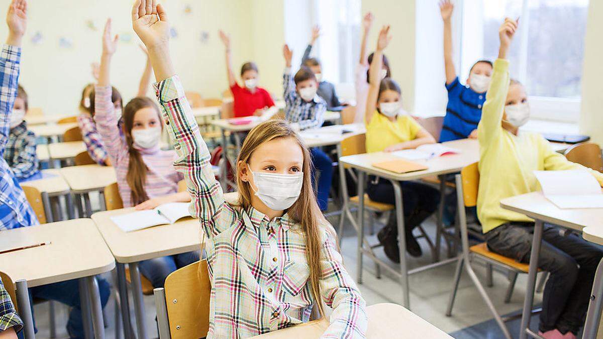 Schüler der Unterstufenklassen kehren in den Regelunterricht zurück, müssen aber Mund-Nasen-Schutz auch im Klassenraum tragen (Symbolfoto)