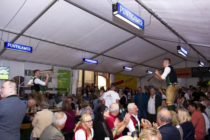Ein weiterer Höhepunkt war die Aufführung des von Patrick Lechner komponierten Stückes „Servus liebe Freunde“ gemeinsam mit der Werkskapelle Veitsch. 