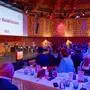 Die Gäste der Gala sitzen im Veranstaltungsraum des Casinos Velden und schauen auf die Bühne, auf der die Moderatorin Martina Klementin im Gespräch mit zwei Stillen Heldinnen ist | Im Casino Velden standen die Stillen Heldinnen und Helden im Mittelpunkt