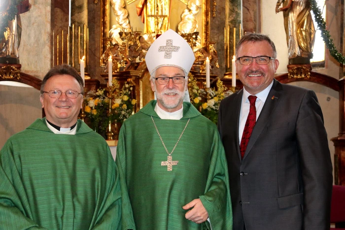 Der Bischof mit Pfarrprovisor Martin Horvat (links) und Bürgermeister Jakob Strauß