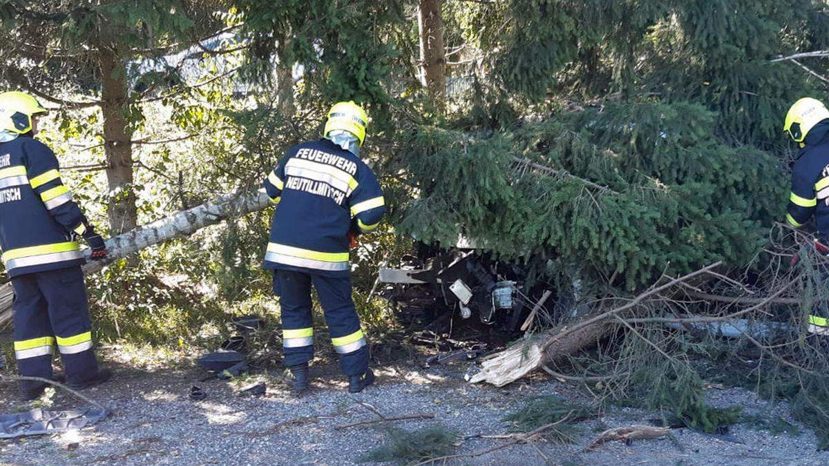 Erst musste das Auto aus den Bäumen befreit werden, dann die Personen aus dem Auto