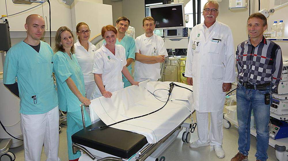 Primarius Kurt Jilek (2. v. r.) und sein Team sowie Manfred Fössl, Leiter der Medizintechnik am LKH Hochsteiermark (r.), sind stolz, als erster Krankenhaus-Standort in der Steiermark die neue Untersuchungs- und Behandlungstechnik anbieten zu können