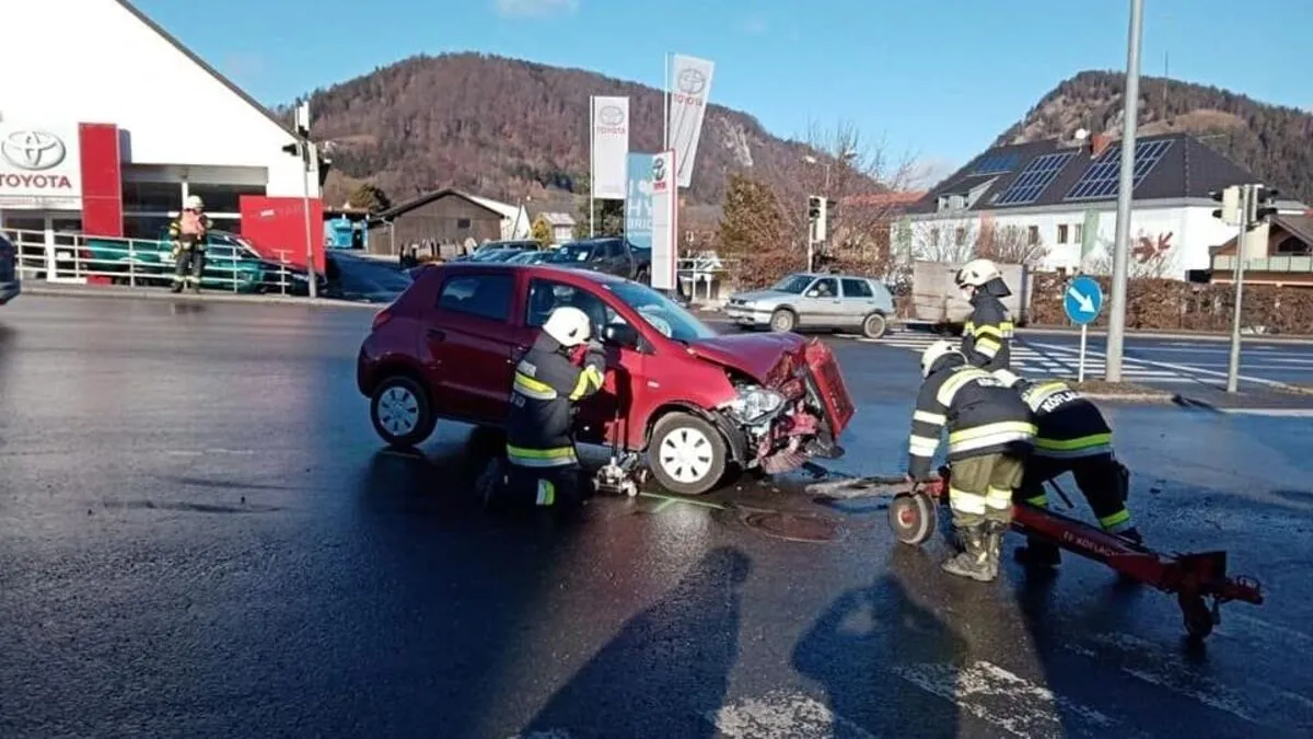 Das Auto kam mitten auf der Kreuzung zum Stehen