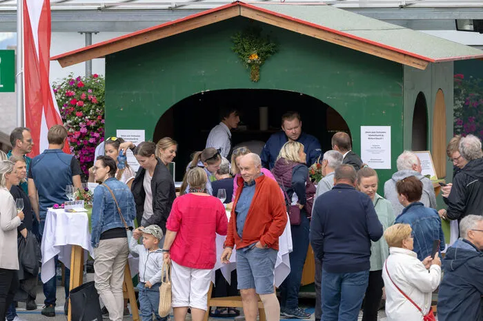 Bei urigem Ambiente und zünftiger Musik konnten die Gäste bei der Veranstaltung "Almkulinarik meets 4 Hauben" die verschiedensten Spezialitäten probieren.