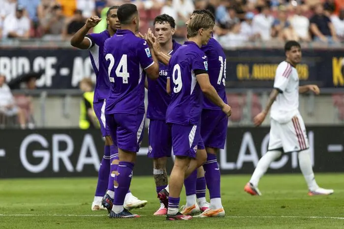 ABD0120_20260801 - KLAGENFURT - ÖSTERREICH: Der Jubel der Spieler von Florenz nach dem 2:1 Anschlusstreffer am Samstag, 01. August 2026, während des Freundschaftsspiels zwischen Real Madrid und AC Florenz im Wörthersee Stadion in Klagenfurt. - FOTO: APA/WOLFGANG JANNACH