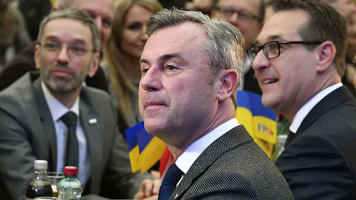 "In der FPÖ-Brust schlagen drei Herzen: Jenes von Heinz-Christian Strache, von Norbert Hofer und von Herbert Kickl. Jenes von Strache ist vorläufig ausgefallen. Wir lassen uns jetzt sicher nicht noch ein Herz herausreißen." Der Tiroler Parteichef Markus Abwerzger erklärt die Anatomie der FPÖ.