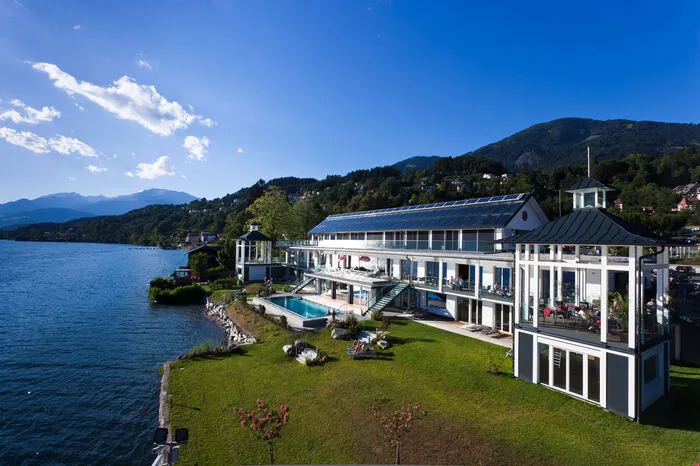 Das Badehaus am Millstätter See bietet Seenwellness und Erholung im Spa, Panorama-Blick auf die Nockberge inklusive