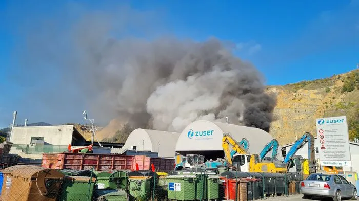 Ein Großeinsatz der Feuerwehren wurde am Sonntag nach einem Brand in einem Industriebetrieb in Peggau notwendig.