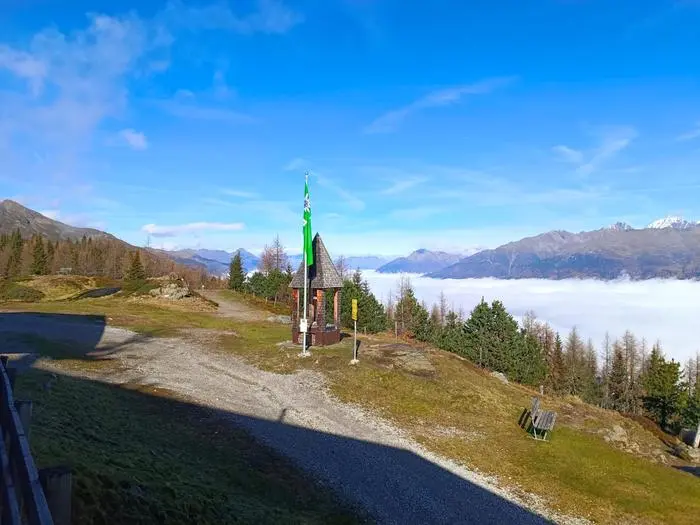 Im Nahbereich der Hütte befindet sich die Friedensglocke