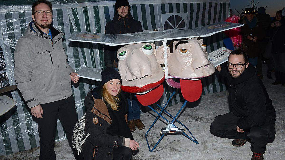 Wäscheständer-Doppeldecker von Martin Lexa, Martin Lackner, Sabrina Pickardt und David Singer (von links)