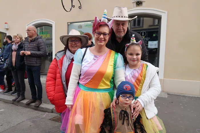 Bunt kostümiert amüsierten sich die Gäste beim Faschingsumzug.